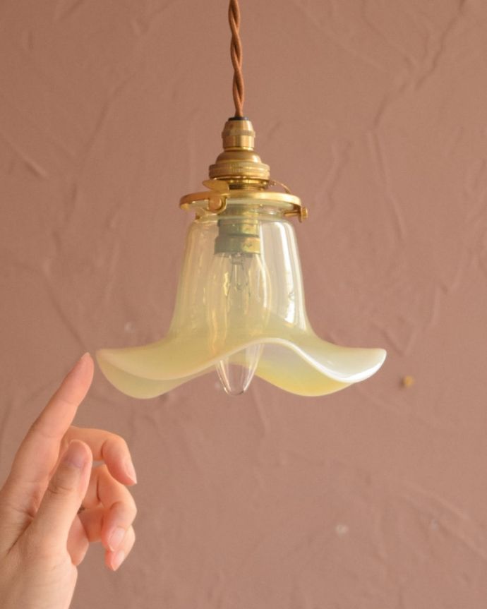 ペンダントライト 照明・ライティング ランプシェード 一点ものの魅力小さなペンダントライトは、取り付けやすく灯りが付いていない時も目立つ存在で、まさにお部屋の中のアクセサリーです。(j-179-z)