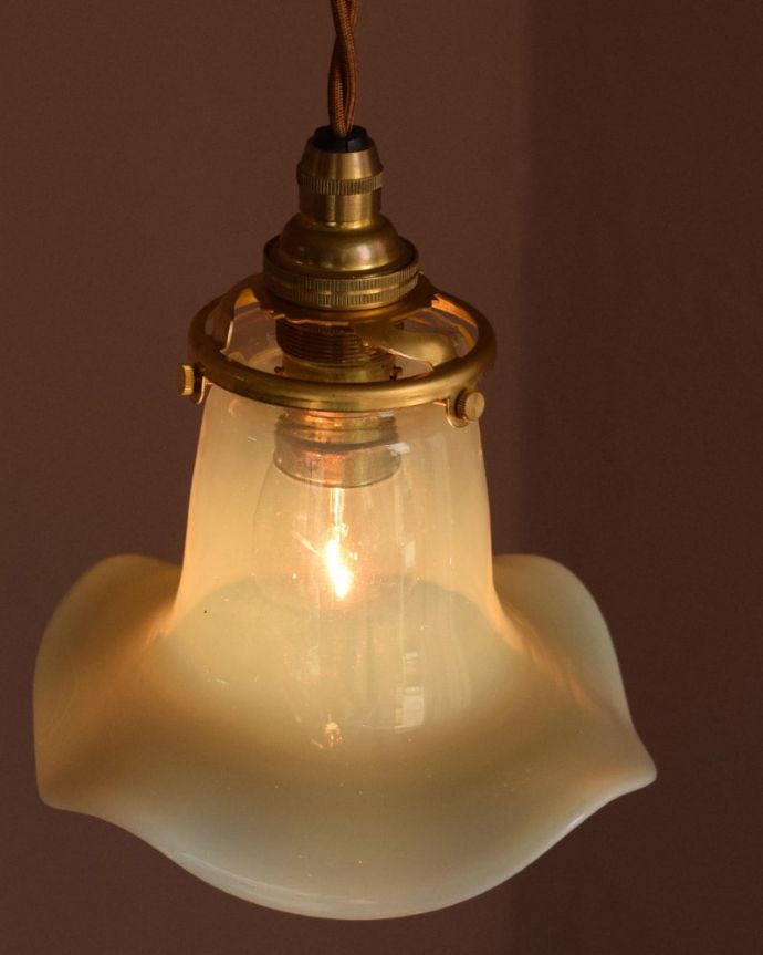 ペンダントライト 照明・ライティング ランプシェード 取り付け金具は日本仕様シェードはアンティークですが、取り付け金具は日本仕様の新しいものです。(j-179-z)