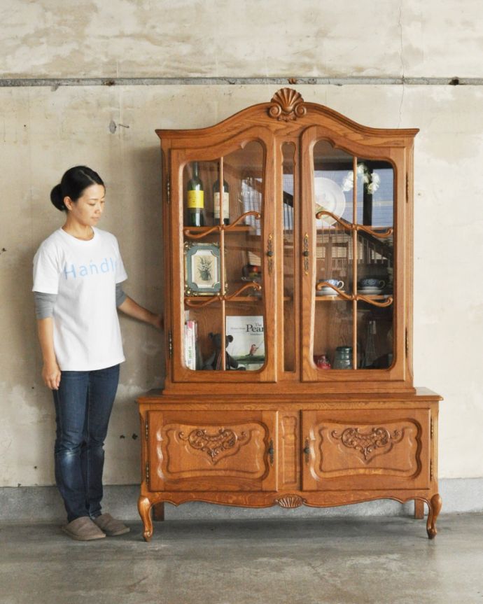 アンティークのキャビネット　アンティーク家具　南フランスから届いたエレガントなアンティークガラスキャビネット（食器棚）。置いた瞬間、フランスらしい優雅さフランスらしい彫が美しい大きなサイズのキャビネット。(j-1790-f)