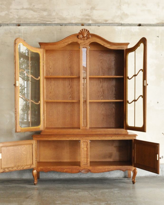 アンティークのキャビネット　アンティーク家具　南フランスから届いたエレガントなアンティークガラスキャビネット（食器棚）。美しさだけじゃない！たっぷり収納アンティーク家具にはめずらしい日本の食器棚と同じようなデザイン。(j-1790-f)