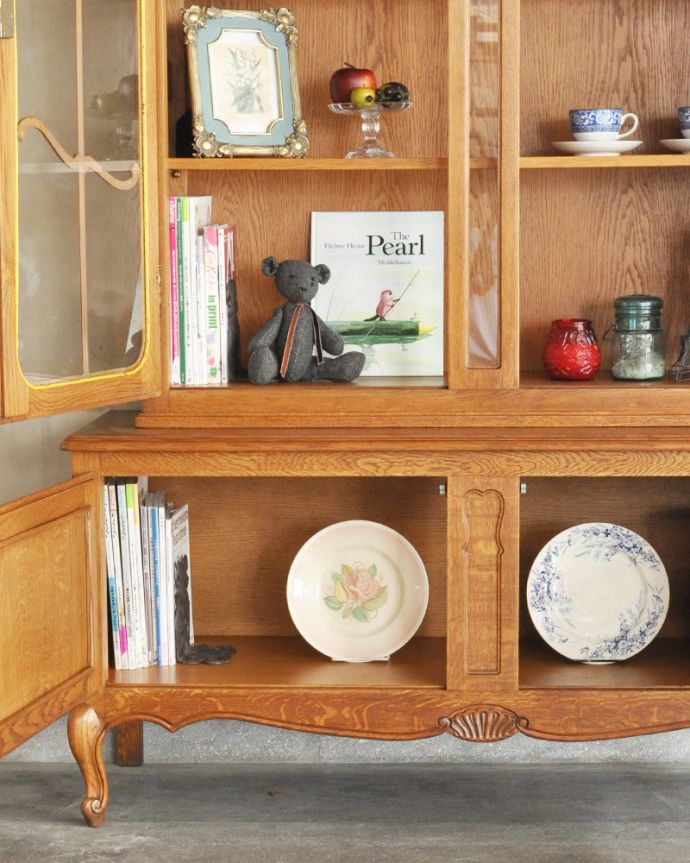 アンティークのキャビネット　アンティーク家具　南フランスから届いたエレガントなアンティークガラスキャビネット（食器棚）。扉の中は収納たっぷり  A4サイズの雑誌までしっかり収納出来ちゃう大きさ。(j-1790-f)