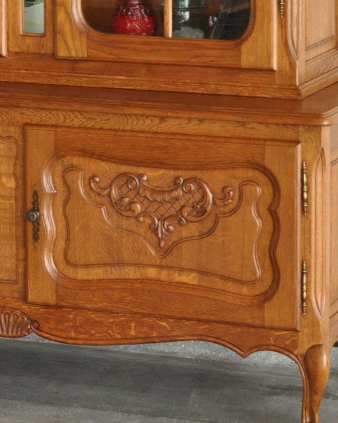 アンティークのキャビネット　アンティーク家具　南フランスから届いたエレガントなアンティークガラスキャビネット（食器棚）。優雅なデザインまだ機械が発達していない時代に、どうやって造ったんだろう･･･。(j-1790-f)