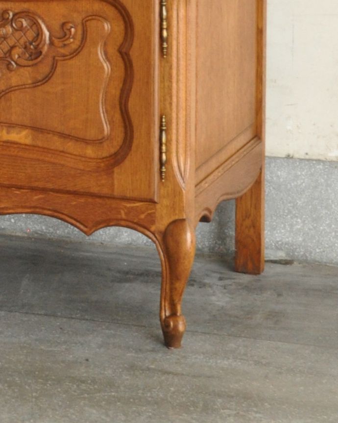 アンティークのキャビネット　アンティーク家具　南フランスから届いたエレガントなアンティークガラスキャビネット（食器棚）。女性1人でラクラク運べちゃう仕掛けHandleのアンティークは、脚の裏にフェルトキーパーをお付けしています。(j-1790-f)