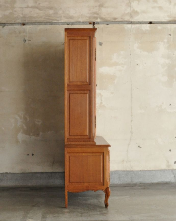 アンティークのキャビネット　アンティーク家具　南フランスから届いたエレガントなアンティークガラスキャビネット（食器棚）。横顔だって色っぽい180度どの角度から見ても完璧なフランスのキャビネット。(j-1790-f)