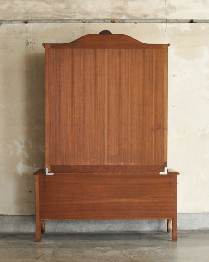 アンティークのキャビネット　アンティーク家具　南フランスから届いたエレガントなアンティークガラスキャビネット（食器棚）。もちろん後ろ姿もアンティークは新品ではないので経年変化によるキズはありますが、専門の職人がキレイにお直しをしているので、後ろ姿もキレイなんです。(j-1790-f)