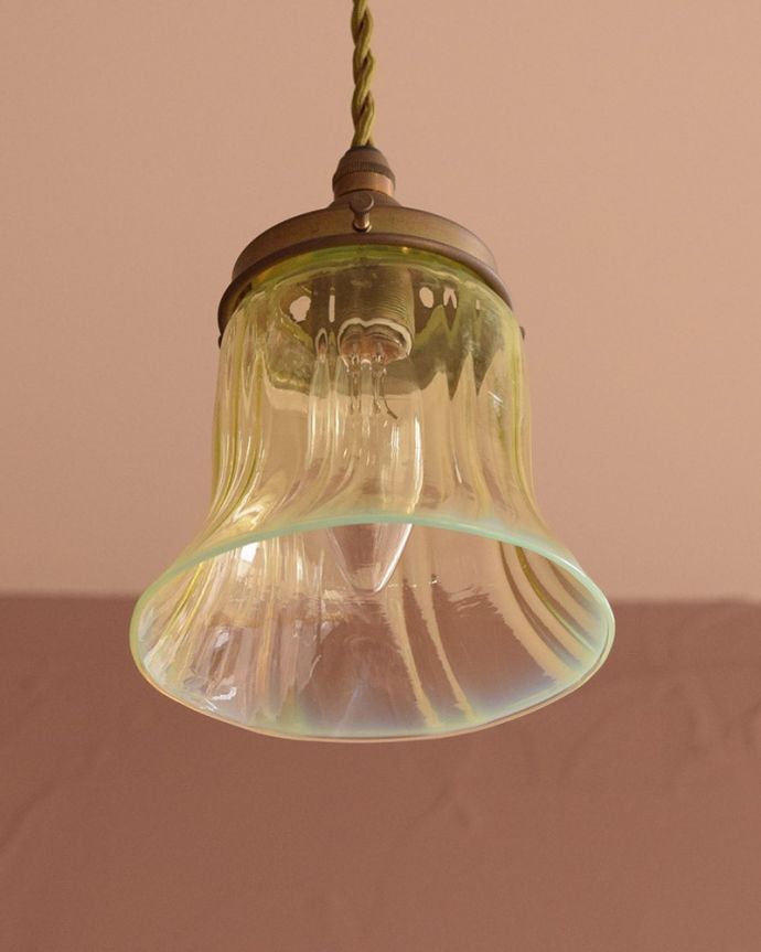 ペンダントライト　照明・ライティング　ヴァセリンランプシェード　下から見上げると･･･実際に取り付けてカウンターやダイニングの下からのぞくとこんな感じです。(j-180-z)