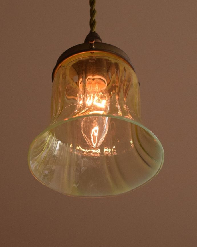 ペンダントライト　照明・ライティング　ヴァセリンランプシェード　夜になると･･･ふわっとした優しい灯りで周りを包み込んでくれます。(j-180-z)