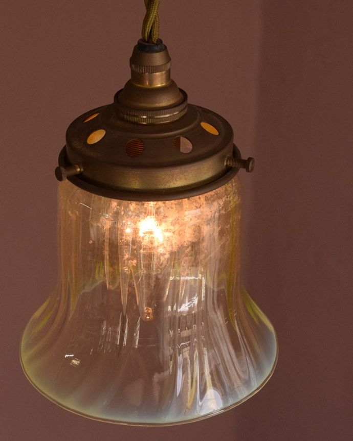 ペンダントライト　照明・ライティング　ヴァセリンランプシェード　取り付け金具は日本仕様シェードはアンティークですが、取り付け金具は日本仕様の新しいものです。(j-180-z)