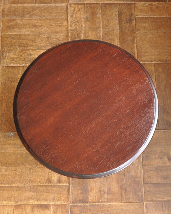 アンティークのテーブル アンティーク家具 気軽に使えるコンパクトサイズが嬉しいアンティークオケージョナルテーブル。天板を上から見ると・・・コーヒーテーブルの天板は毎日使う場所だから、しっかり修復しました。(j-1803-f)