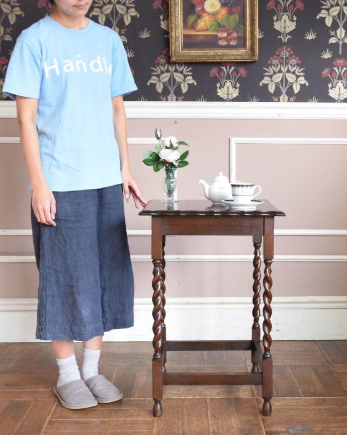 アンティークのテーブル　アンティーク家具　流れるようなツイスト脚が魅力的なアンティークオケージョナルテーブル（ティーテーブル）。お部屋の片隅に置いてあるだけでオシャレな空気に！（モデルの身長は164cmです）。(j-1807-f)