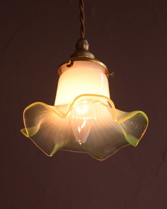 ペンダントライト　照明・ライティング　ヴァセリンランプシェード　夜になると･･･ふわっとした優しい灯りで周りを包み込んでくれます。(j-181-z)