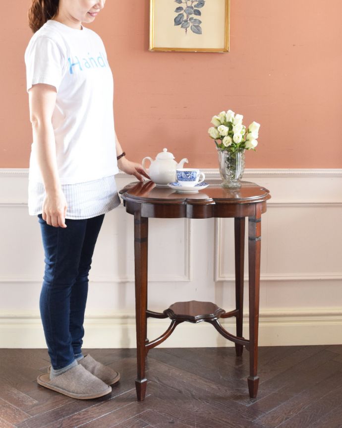 アンティークのテーブル アンティーク家具 花台や電話台にも使えるアンティークのオケージョナルテーブル。どんな場所でも便利に使える小さなテーブルそもそも「オケージョナル」とは「便利に使える」と言う意味。(j-1813-f)