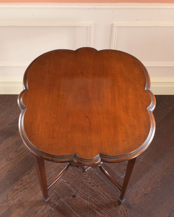 アンティークのテーブル アンティーク家具 花台や電話台にも使えるアンティークのオケージョナルテーブル。いろんなことに使って下さい。(j-1813-f)