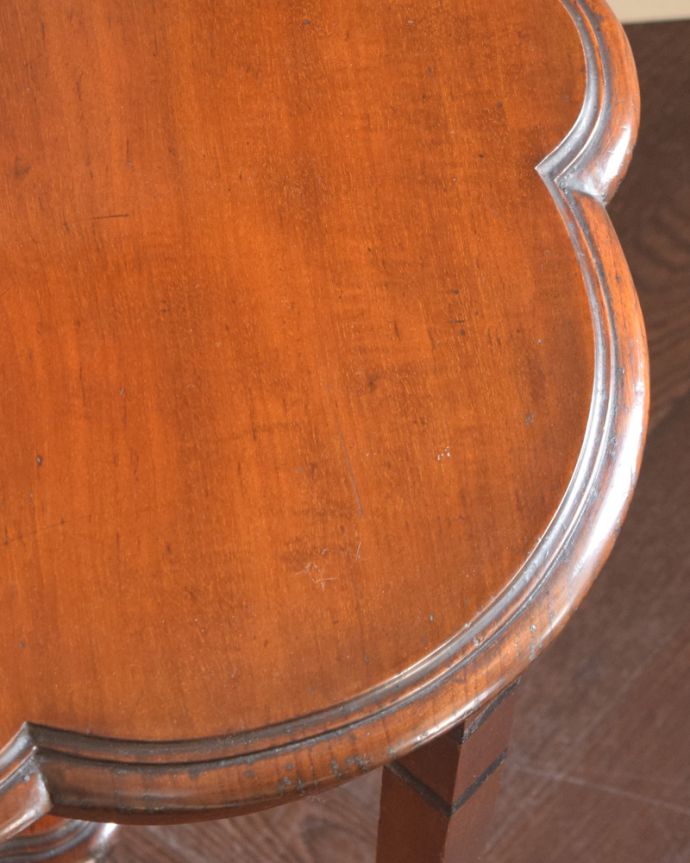 アンティークのテーブル アンティーク家具 花台や電話台にも使えるアンティークのオケージョナルテーブル。天板を近づいてみると…アンティークだから手に入れることが出来る天板に使われている銘木の美しさにうっとりです。(j-1813-f)