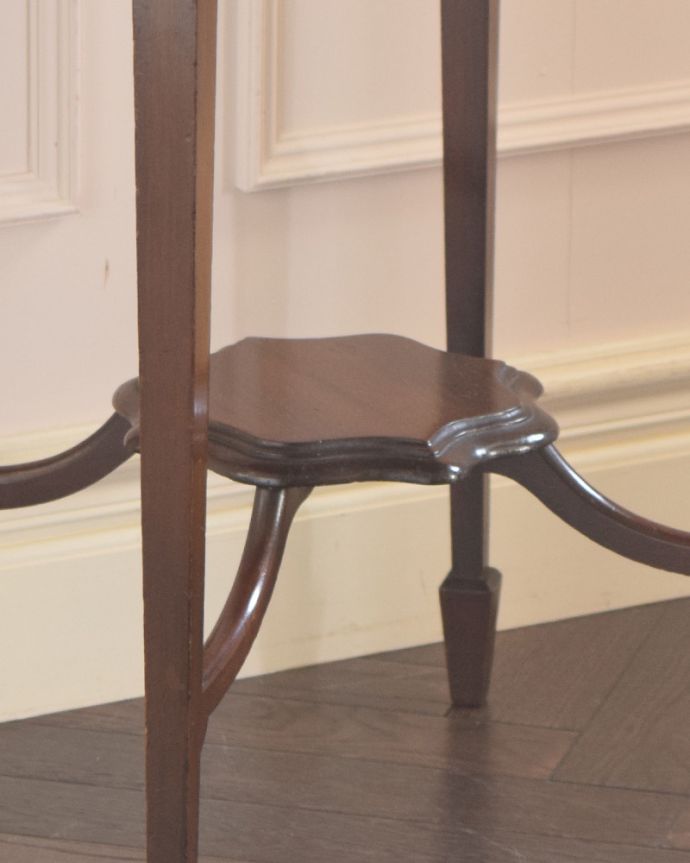 アンティークのテーブル アンティーク家具 花台や電話台にも使えるアンティークのオケージョナルテーブル。実は重宝するんです・・・下にはちょっとした物置があります。(j-1813-f)