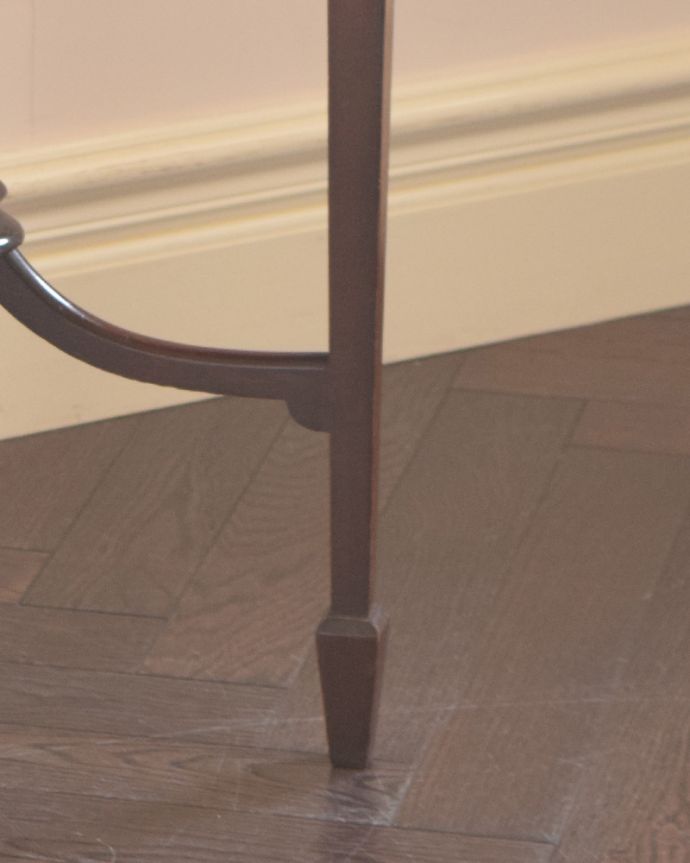 アンティークのテーブル アンティーク家具 花台や電話台にも使えるアンティークのオケージョナルテーブル。持ち上げなくても大丈夫!Handleのアンティークは、脚の裏にフェルトキーパーをお付けしています。(j-1813-f)