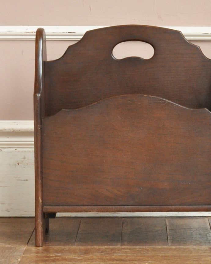 マガジンラック　アンティーク家具　雑誌や新聞のお片付けはお任せ！アンティークのマガジンラック。使いやすさNo.1！みんなが使える便利なアンティークどこのお家でも使っているマガジンラックも、アンティークだとデザインが素敵だから散らかっている雑誌もオシャレに収納出来ちゃうんです。(j-1815-f)