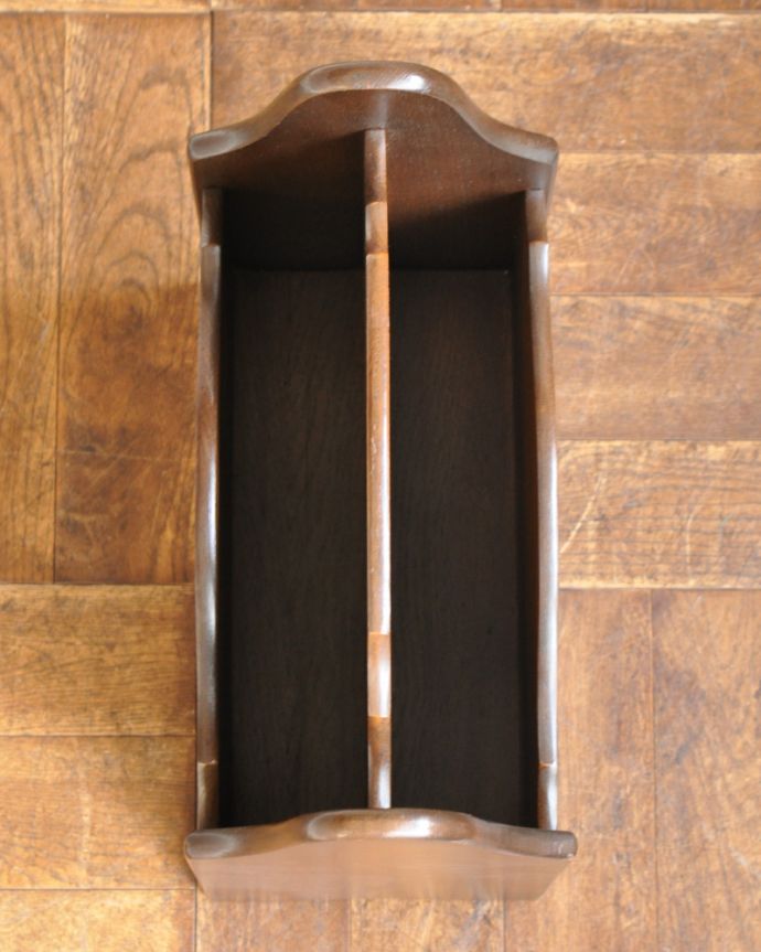 マガジンラック　アンティーク家具　雑誌や新聞のお片付けはお任せ！アンティークのマガジンラック。雑誌を入れる部分もキレイに修復しましたアンティークは新品ではないので経年変化によるキズはありますが、専門の職人がキレイにお直ししました。(j-1815-f)