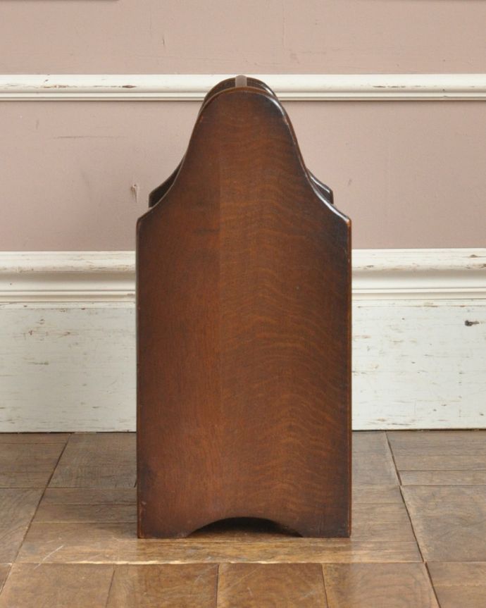 マガジンラック　アンティーク家具　雑誌や新聞のお片付けはお任せ！アンティークのマガジンラック。横から見てもキレイです360度、どの角度から見てもキレイに仕上がっています。(j-1815-f)