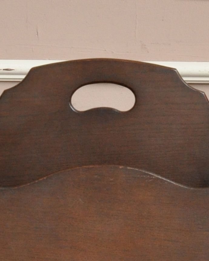 マガジンラック　アンティーク家具　雑誌や新聞のお片付けはお任せ！アンティークのマガジンラック。片手でラクラク運べますデザインの一部になっている持ち手を持って運べば持ち運びもラクラク！。(j-1815-f)