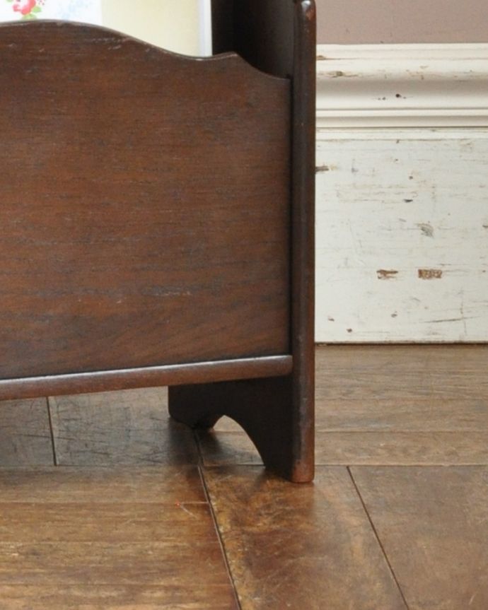 マガジンラック　アンティーク家具　雑誌や新聞のお片付けはお任せ！アンティークのマガジンラック。持ち上げなくても移動ラクラクHandleのアンティーク家具の足の裏にはフェルトキーパーをお付けしています。(j-1815-f)