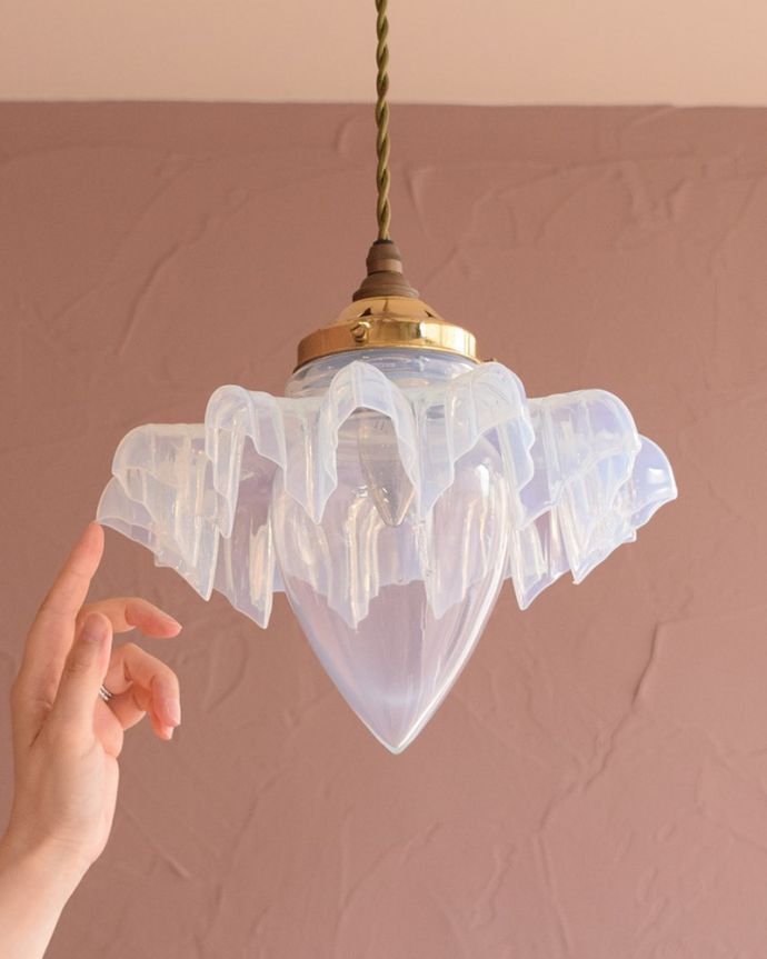 ペンダントライト　照明・ライティング　ランプシェード　一点ものの魅力小さなペンダントライトは、取り付けやすく灯りが付いていない時も目立つ存在で、まさにお部屋の中のアクセサリーです。(j-182-z)