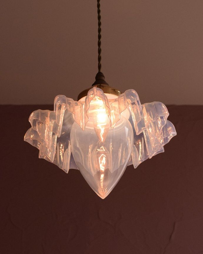 ペンダントライト　照明・ライティング　ランプシェード　夜になると･･･ふわっとした優しい灯りで周りを包み込んでくれます。(j-182-z)