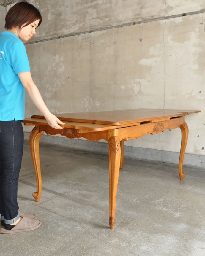 ロイドテーブル　アンティーク家具　フランスの美しいアンティーク家具、３WAYのドローリーフテーブル（伸張式ダイニングテーブル） 。天板は引っ張り出すだけであっという間に大きくなります。(j-1821-f)