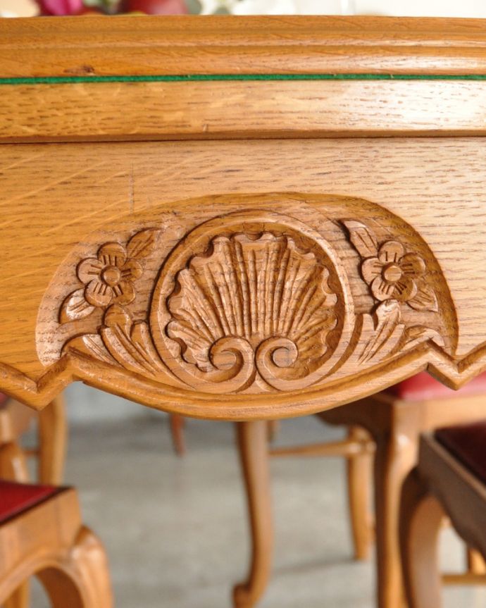 ロイドテーブル　アンティーク家具　フランスの美しいアンティーク家具、３WAYのドローリーフテーブル（伸張式ダイニングテーブル） 。幕板の部分にはこのような素敵な装飾が施されています。(j-1821-f)