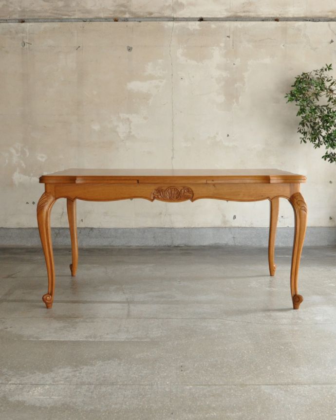 ロイドテーブル　アンティーク家具　フランスの美しいアンティーク家具、３WAYのドローリーフテーブル（伸張式ダイニングテーブル） 。※アンティークは新品ではないので、もちろん経年変化によるキズはありますが、専門の職人が目立たないようキレイにお直しをしています。(j-1821-f)