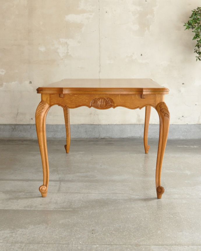 ロイドテーブル　アンティーク家具　フランスの美しいアンティーク家具、３WAYのドローリーフテーブル（伸張式ダイニングテーブル） 。脚の美しさが自慢のテーブル！サイドから見るとこんな感じです。(j-1821-f)