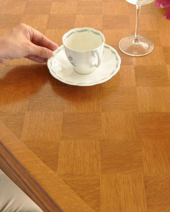 ロイドテーブル　アンティーク家具　フランスの美しいアンティーク家具、３WAYのドローリーフテーブル（伸張式ダイニングテーブル） 。自慢は天板のパーケット模様ダイヤ方にカットされた木を組み合わせて作られた天板。(j-1821-f)