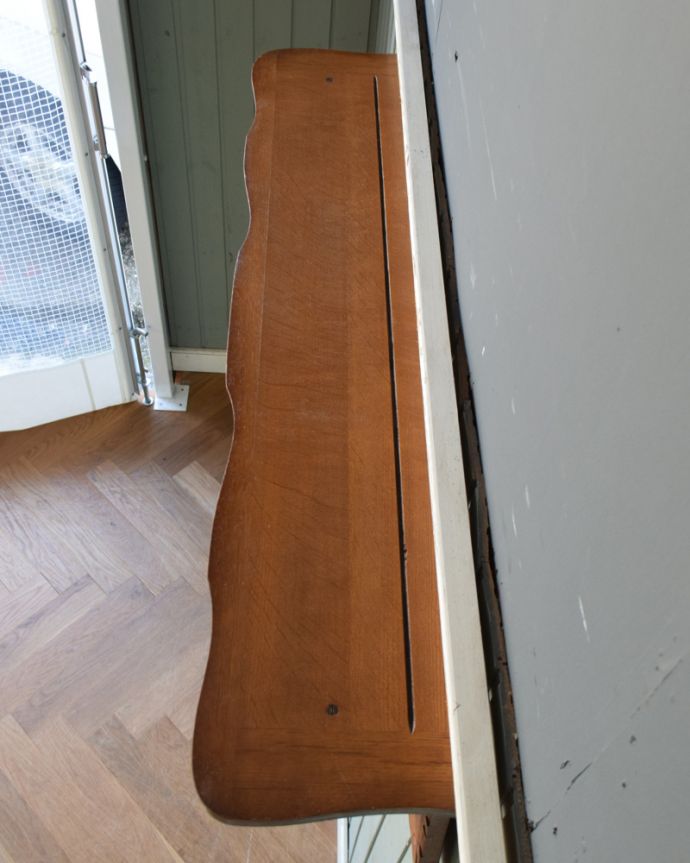 ウォールシェルフ・ウォールハンガー アンティーク家具 プロヴァンス香るフランスのアンティークウォールハンガー(壁付けシェルフ)。天板を上から見てみると・・・モノを乗せる天板もアンティーク家具専門の職人がこんな感じできちんと仕上げました。(j-1826-f)