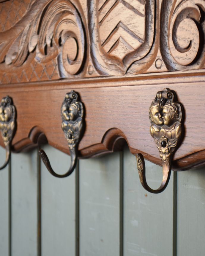 ウォールシェルフ・ウォールハンガー アンティーク家具 プロヴァンス香るフランスのアンティークウォールハンガー(壁付けシェルフ)。いろいろ便利に使える仕掛けオリジナルのフックは形も色もアンティークらしく素敵。(j-1826-f)