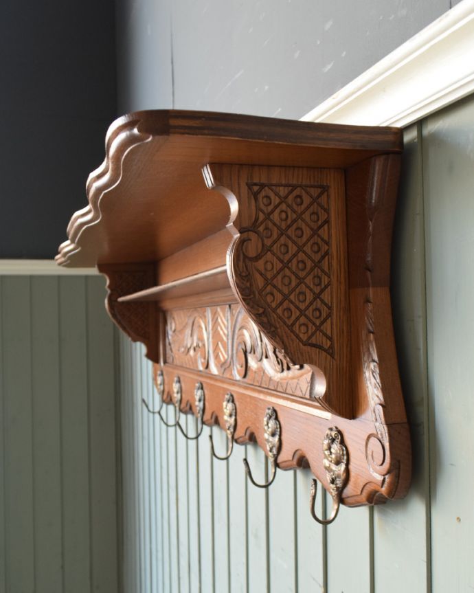 ウォールシェルフ・ウォールハンガー アンティーク家具 プロヴァンス香るフランスのアンティークウォールハンガー(壁付けシェルフ)。横から見ても可愛いデザインですもちろん横顔だってフランスらしく可愛いデザイン。(j-1826-f)