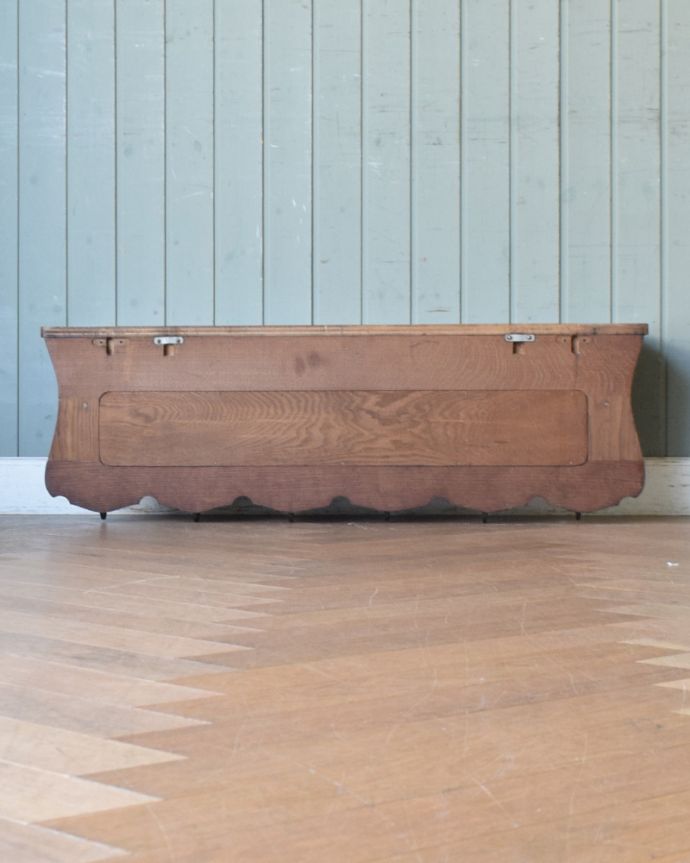 ウォールシェルフ・ウォールハンガー アンティーク家具 プロヴァンス香るフランスのアンティークウォールハンガー(壁付けシェルフ)。後ろ側を見てみると・・・アンティークは新品ではないので、もちろん経年変化によるキズはありますが、壁への取り付け部分も職人がキレイに修復しました。(j-1826-f)