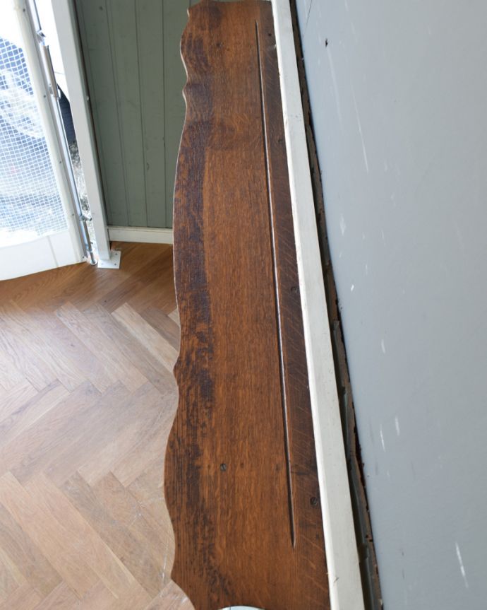 ウォールシェルフ・ウォールハンガー　アンティーク家具　可愛いフックと美しい彫刻が壁を彩る、アンティークウォールハンガー（壁付けシェルフ）。天板を上から見てみると･･･モノを乗せる天板もアンティーク家具専門の職人がこんな感じできちんと仕上げました。(j-1841-f)