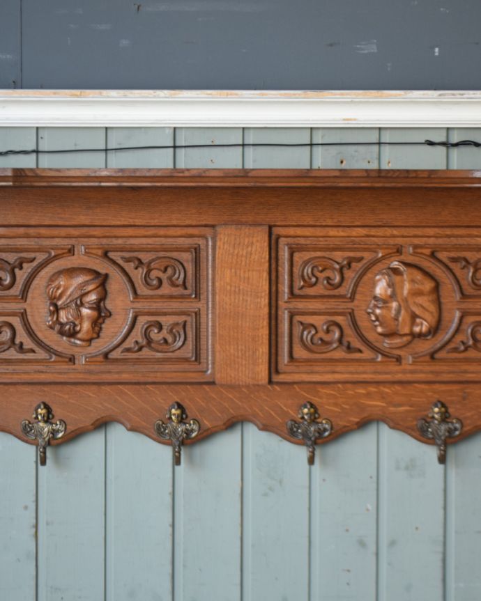 ウォールシェルフ・ウォールハンガー　アンティーク家具　可愛いフックと美しい彫刻が壁を彩る、アンティークウォールハンガー（壁付けシェルフ）。壁のオシャレを楽しみましょう空いている壁に取り付けるだけでなんだかワクワクしちゃう可愛らしさ。(j-1841-f)