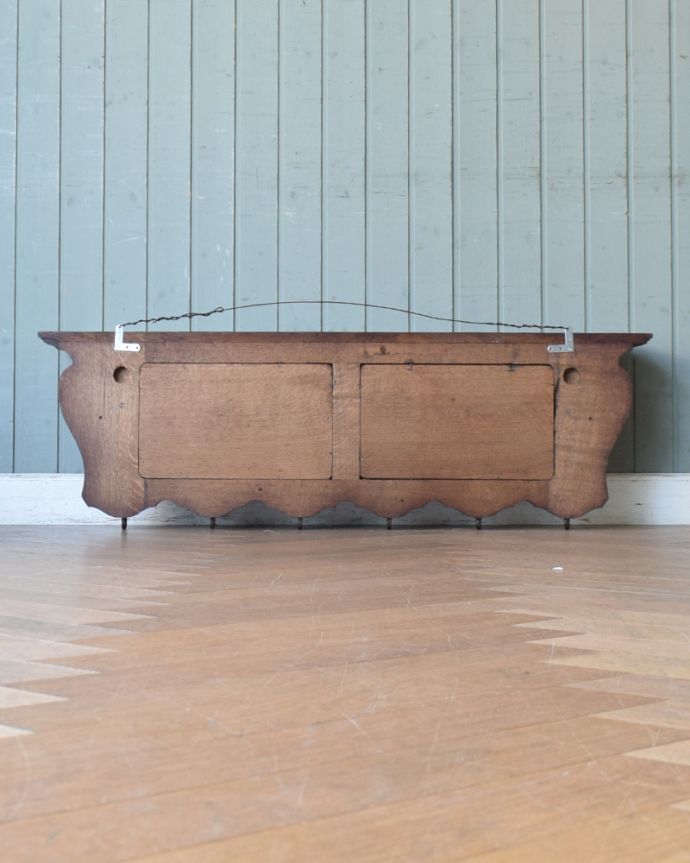 ウォールシェルフ・ウォールハンガー　アンティーク家具　可愛いフックと美しい彫刻が壁を彩る、アンティークウォールハンガー（壁付けシェルフ）。後ろ側を見てみると･･･アンティークは新品ではないので、もちろん経年変化によるキズはありますが、壁への取り付け部分も職人がキレイに修復しました。(j-1841-f)