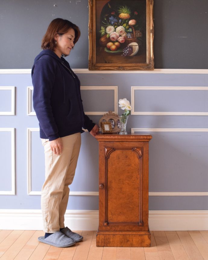 アンティークのキャビネット アンティーク家具 小さいサイズのナイトテーブル、1920年代のアンティーク家具。小さいながらも隅々までこだわっています。(j-1852-f)