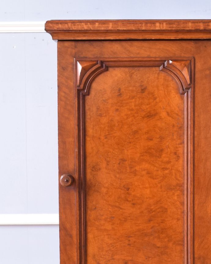 アンティークのキャビネット アンティーク家具 小さいサイズのナイトテーブル、1920年代のアンティーク家具。小ぶりながらも、しっかりと扉にデザインが施されています。(j-1852-f)