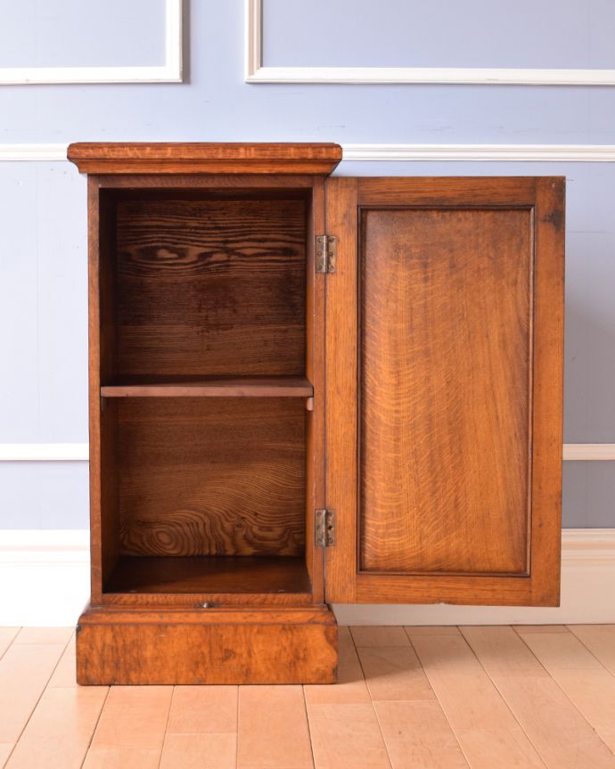 アンティークのキャビネット アンティーク家具 小さいサイズのナイトテーブル、1920年代のアンティーク家具。中もキレイに仕上げているので、安心して収納できます。(j-1852-f)