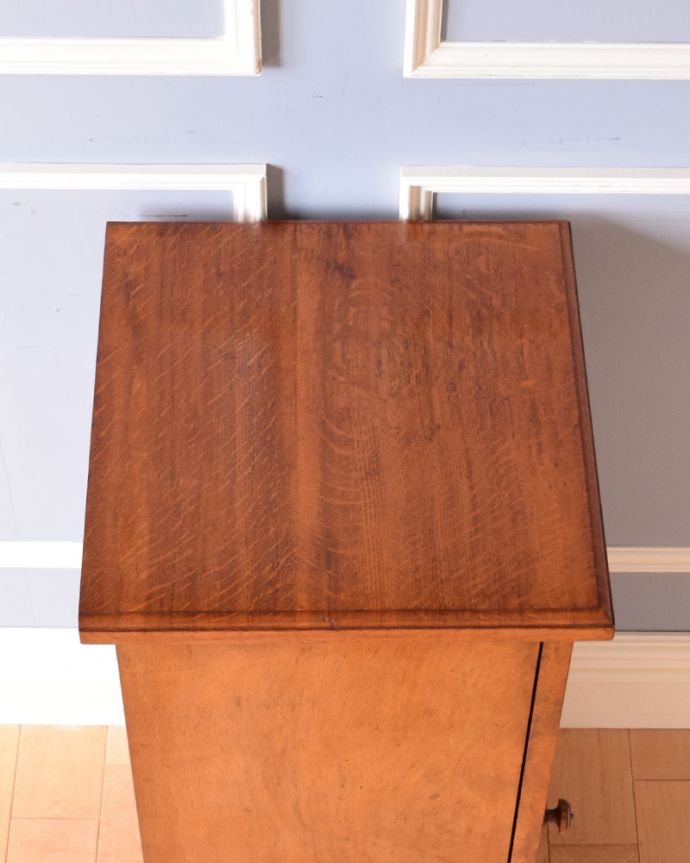 アンティークのキャビネット アンティーク家具 小さいサイズのナイトテーブル、1920年代のアンティーク家具。天板もピカピカにお直ししてあります。(j-1852-f)