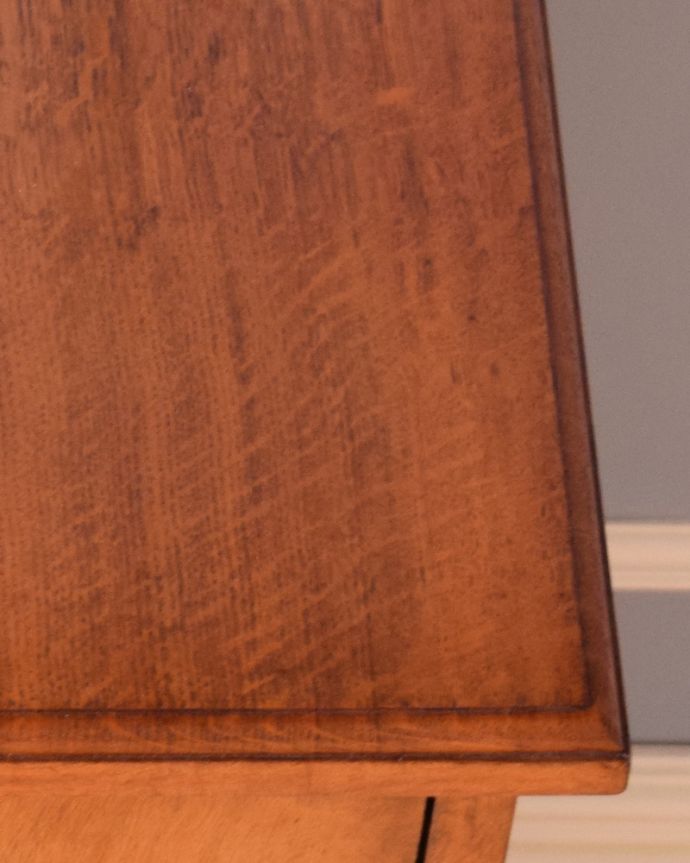 アンティークのキャビネット アンティーク家具 小さいサイズのナイトテーブル、1920年代のアンティーク家具。大人っぽいカラーで落ち着きがあります。(j-1852-f)