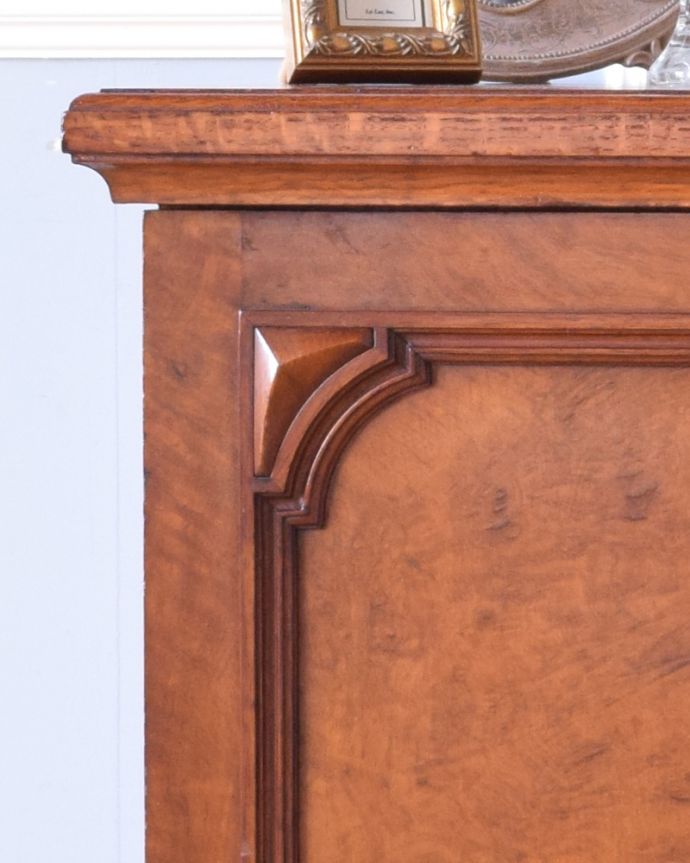 アンティークのキャビネット アンティーク家具 小さいサイズのナイトテーブル、1920年代のアンティーク家具。アンティークならではの風合いをお楽しみ下さい。(j-1852-f)