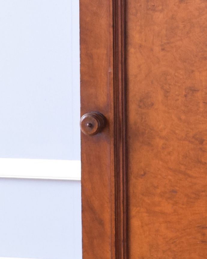 アンティークのキャビネット アンティーク家具 小さいサイズのナイトテーブル、1920年代のアンティーク家具。小さな取っ手がちょこんと付いています。(j-1852-f)