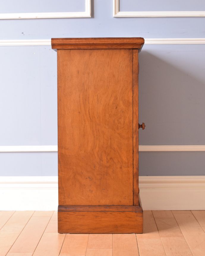 アンティークのキャビネット アンティーク家具 小さいサイズのナイトテーブル、1920年代のアンティーク家具。横から見てもピカピカです。(j-1852-f)