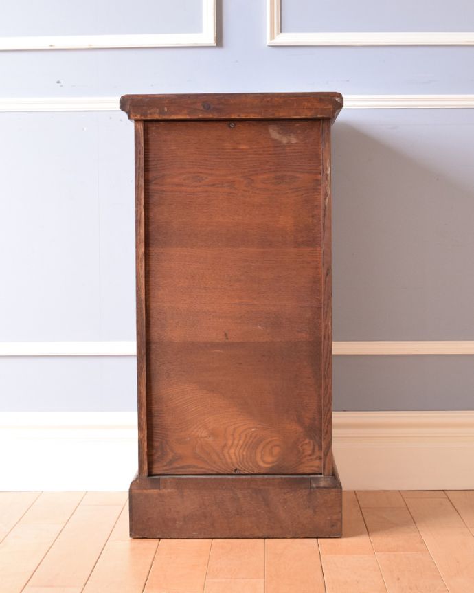 アンティークのキャビネット アンティーク家具 小さいサイズのナイトテーブル、1920年代のアンティーク家具。アンティークは新品ではないので、もちろん経年変化によるキズはありますが、専門の職人が目立たないようキレイにお直しをしているので、後姿までキレイです。(j-1852-f)