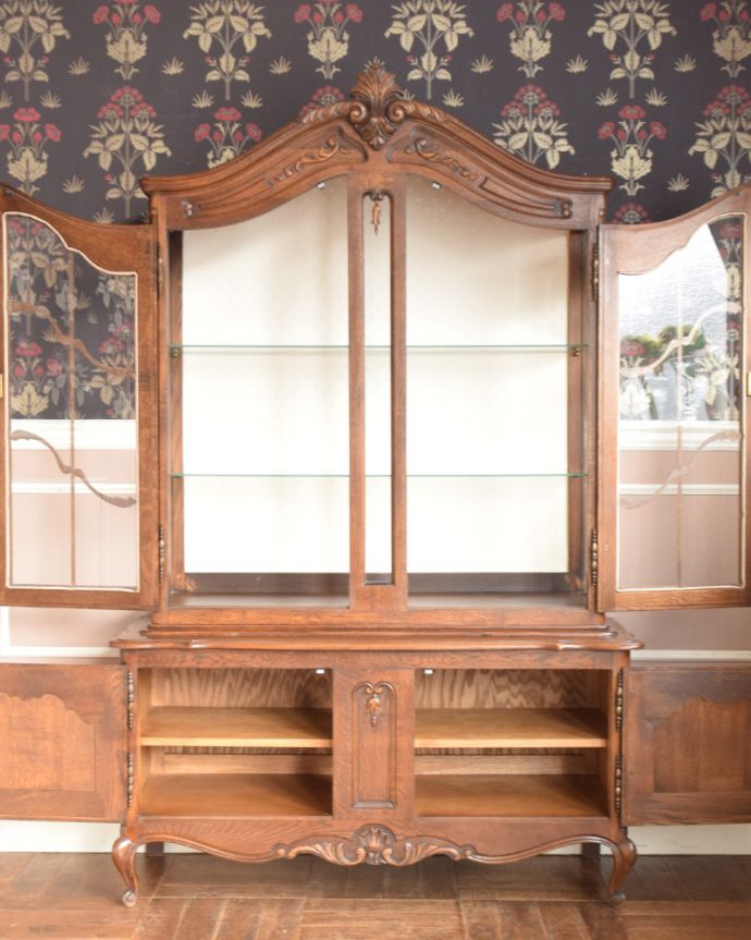 アンティークのキャビネット　アンティーク家具　フランスの豪華なアンティーク家具、大きなガラスキャビネット（食器棚）。客間やリビングなどキチンとした雰囲気を作りたいコーナーにも最適です。(j-1854-f)