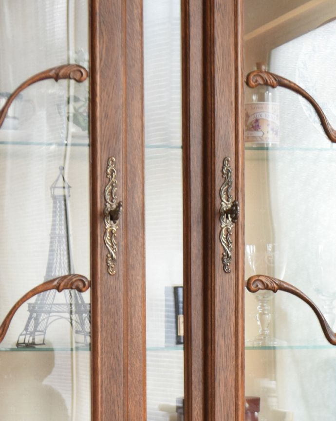 アンティークのキャビネット　アンティーク家具　フランスの豪華なアンティーク家具、大きなガラスキャビネット（食器棚）。扉の開閉には、アンティークの鍵を使います。(j-1854-f)